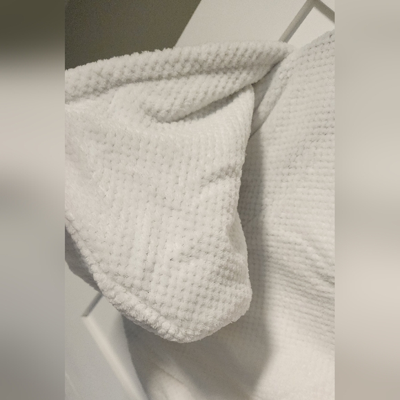 Cotton On BODY White Plush Robe - Picture 9 of 12